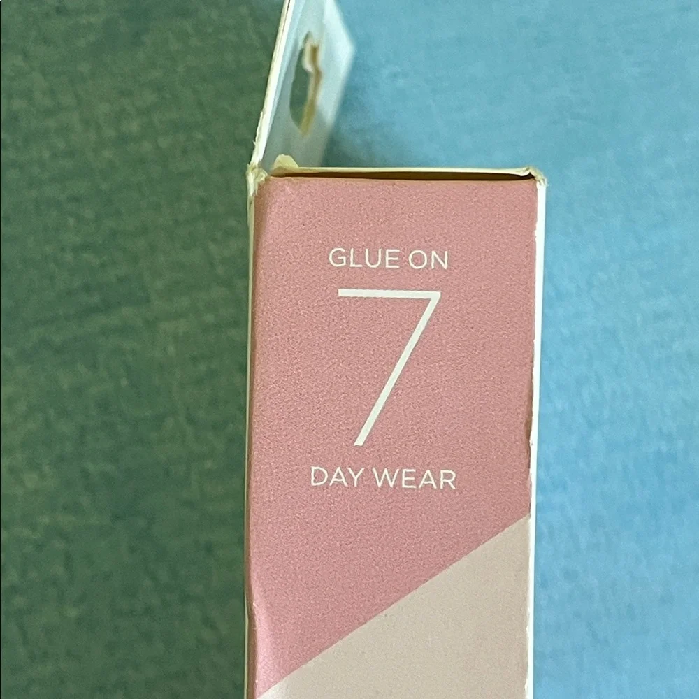 KISS Voguish Fantasy Press-On Glue Nails – French Designs, Medium – New in box